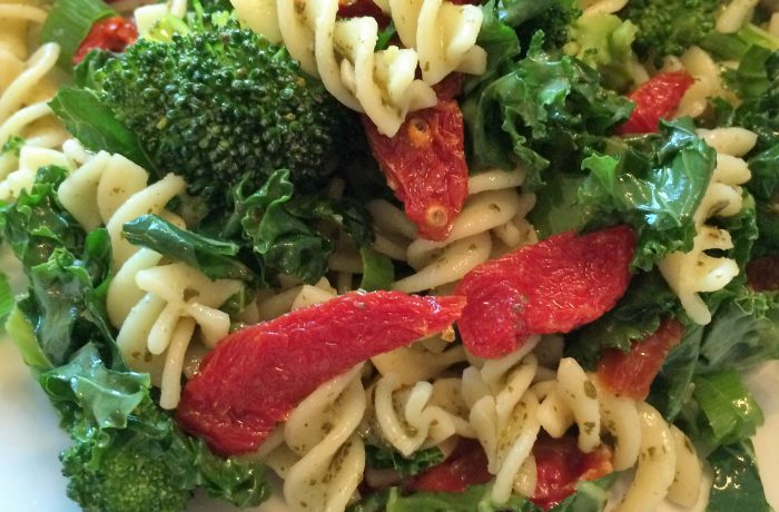 Salade de pâtes aux brocolis, tomates séchées, noix de Grenoble et kale