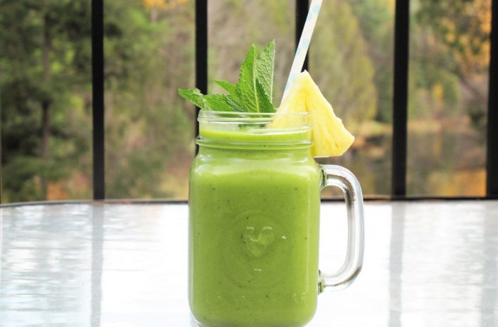 Smoothie détoxifiant: avocat, épinards, menthe, gingembre et ananas