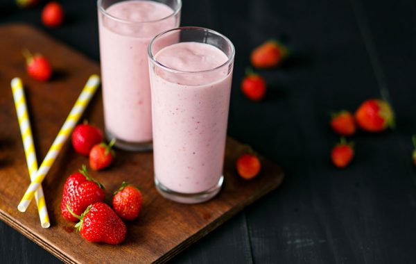 Smoothie dessert: à la saveur de gâteau au fromage et fraises!