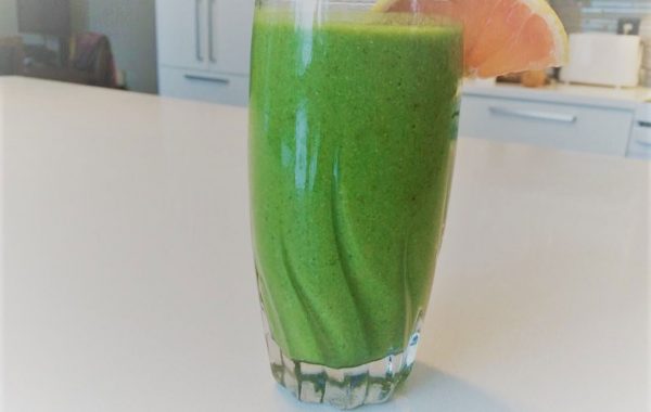 Smoothie feu vert: banane, épinards, pamplemousse et ananas