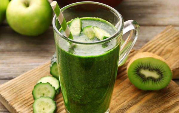 Smoothie enrichissant aux fruits et légumes verts