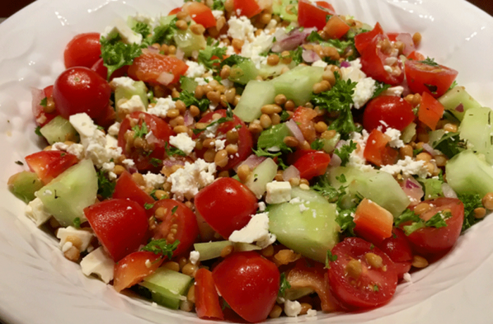 Salade aux lentilles, tomates cerises, concombres et au feta