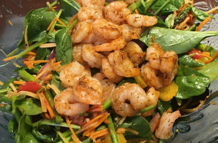 Salade aux légumes grillés et aux crevettes, vinaigrette maison
